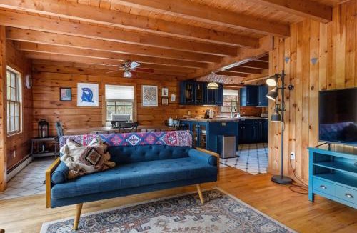 Athens House | Cozy Athens Cabin on the Lake with Hot Tub & Backyard