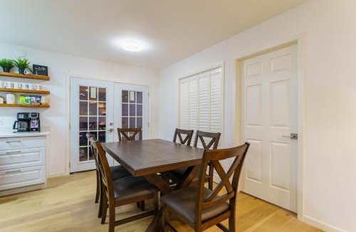 Rosewood House | Cozy Austin Escape King and 3 Queens Family or Group
