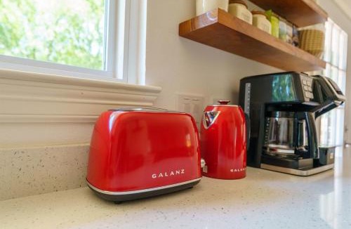 Rosewood House | Cozy Austin Escape King and 3 Queens Family or Group