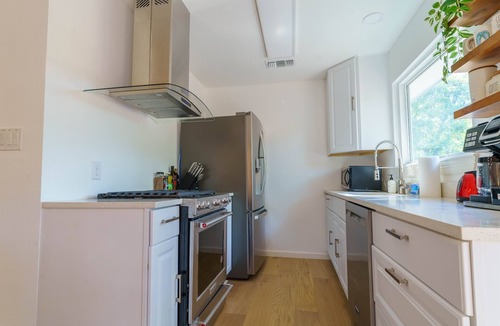 Rosewood House | Cozy Austin Escape – King + 3 Queens Family/Group