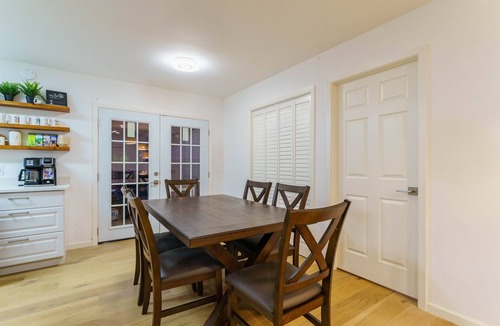 Rosewood House | Cozy Austin Escape – King + 3 Queens Family/Group
