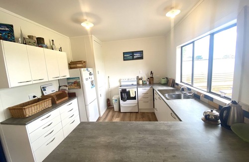 Te Akau House | Cozy bach on the riverfront