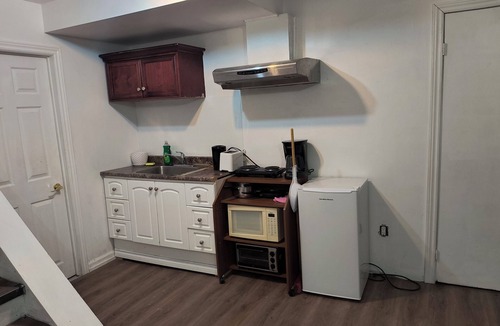 Rideau Heights Apartment | Cozy Bachelor Apartment at Trillium