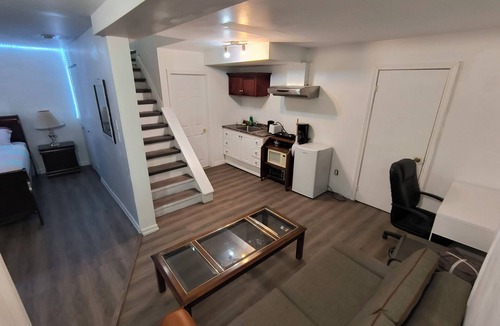 Rideau Heights Apartment | Cozy Bachelor Apartment at Trillium