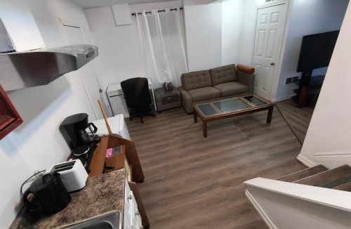 Rideau Heights Apartment | Cozy Bachelor Apartment at Trillium