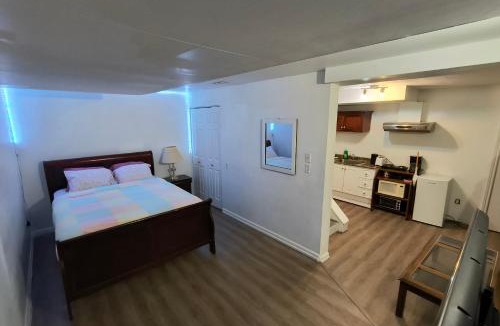 Rideau Heights Apartment | Cozy Bachelor Apartment at Trillium