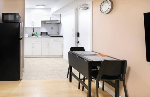 Richmond Hill House | Cozy Bachelor Suite w/Private Entrance & Parking