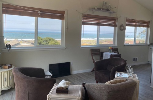 Gold Beach Cottage | Cozy Barnacle Bungalow