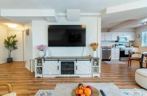 Barrie House | Cozy Barrie retreat near lake Simcoe & parks.