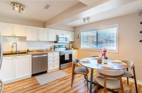 Barrie House | Cozy Barrie retreat near lake Simcoe & parks.