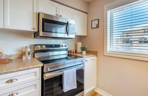 Barrie House | Cozy Barrie retreat near lake Simcoe & parks.