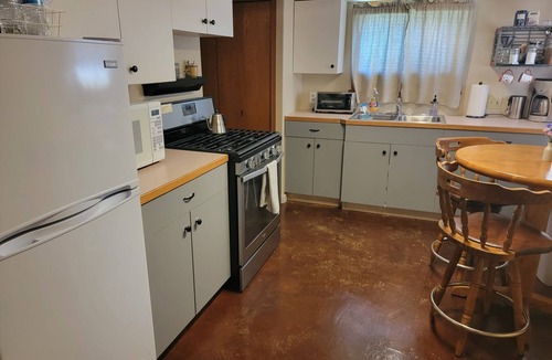 Old Prospect Apartment | Cozy basement apartment