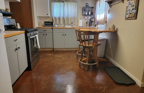 Old Prospect Apartment | Cozy basement apartment