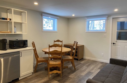 Mansonville Apartment | Cozy basement apartment near Owl’s Head.