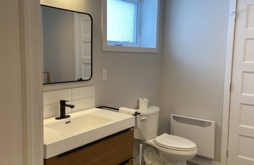 Mansonville Apartment | Cozy basement apartment near Owl’s Head.