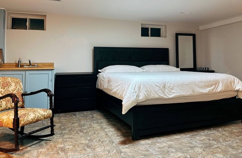 Newmarket House | Cozy basement ensuite close to everything in Newmarket