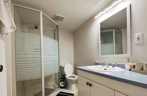 Newmarket House | Cozy basement ensuite close to everything in Newmarket