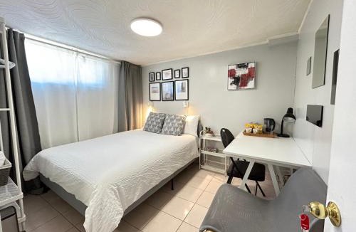 Bathurst Manor House | Cozy basement room-Private Bath - Near Subway line 1 - Toronto