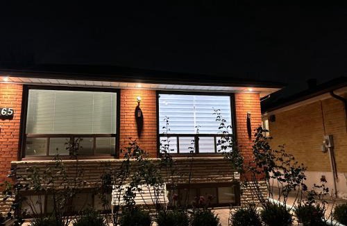 Bathurst Manor House | Cozy basement room-Private Bath - Near Subway line 1 - Toronto