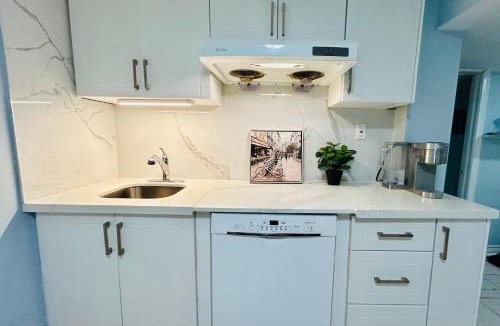Bathurst Manor House | Cozy basement room-Private Bath - Near Subway line 1 - Toronto