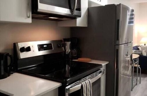 St. James House | Cozy basement suite near Airport