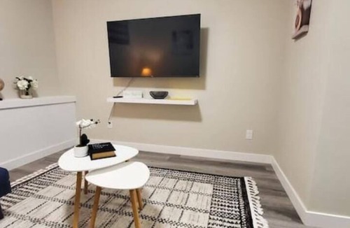 St. James House | Cozy basement suite near Airport