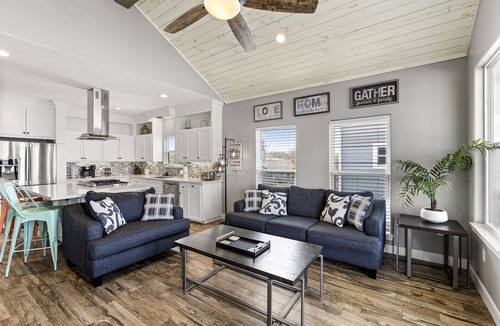 San Leon House | Cozy Bay House w/Heated Spool + Pier