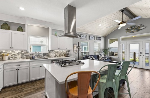 San Leon House | Cozy Bay House w/Heated Spool + Pier