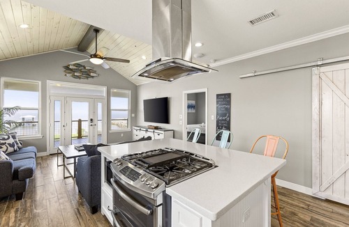 San Leon House | Cozy Bay House w/Heated Spool + Pier