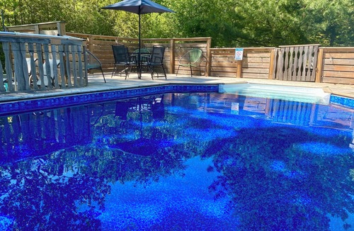 Bluewater Apartment | Cozy Bayfield Retreat Pool & Hot Tub 15min to Grand Bend Lake Huron Nearby