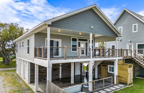 San Leon House | Cozy Bayfront Combo House w/Hot Tub + Private Pier