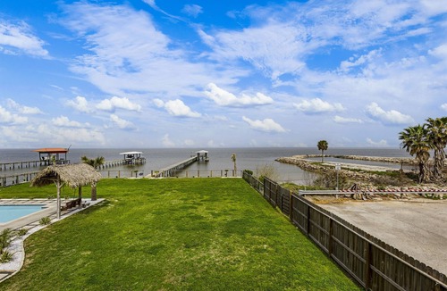 San Leon House | Cozy Bayfront Combo House w/Hot Tub + Private Pier