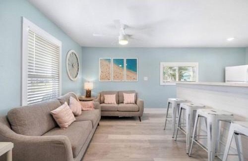 Jamaica Beach House | Cozy beach bungalow close to ocean with large yard