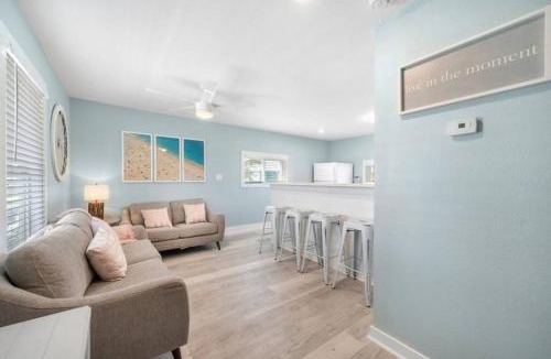 Jamaica Beach House | Cozy beach bungalow close to ocean with large yard