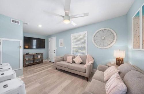 Jamaica Beach House | Cozy beach bungalow close to ocean with large yard