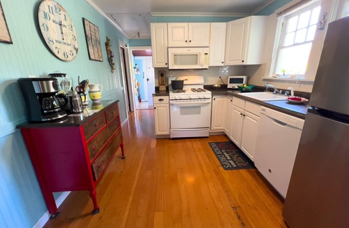 Ocean Beach House | Cozy Beach Bungalow-midway between beach and town