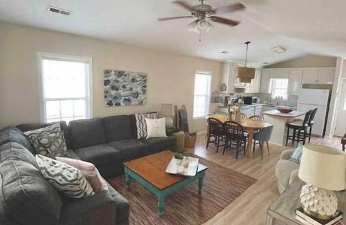 Tranquil Harbour Cottage | Cozy Beach Cottage DM for winter prices king beds