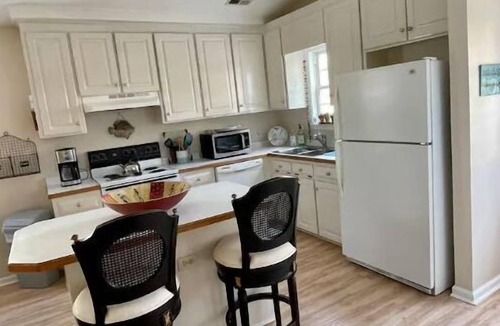 Tranquil Harbour Cottage | Cozy Beach Cottage DM for winter prices king beds