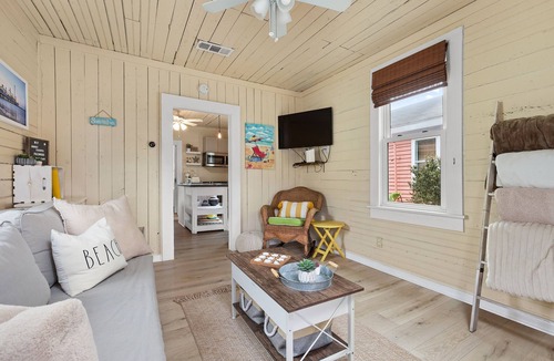 San Jacinto Cottage | Cozy Beach Cottage- Minutes to the beach & Historic Strand