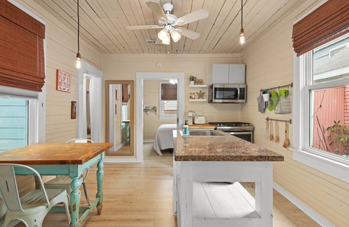 San Jacinto Cottage | Cozy Beach Cottage- Minutes to the beach & Historic Strand