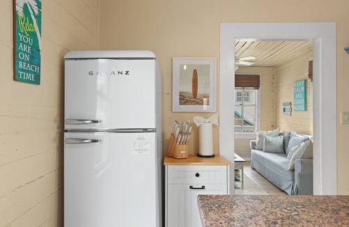 San Jacinto Cottage | Cozy Beach Cottage- Minutes to the beach & Historic Strand