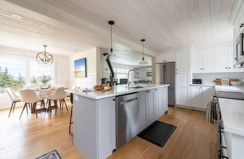 Queens House | Cozy Beach Cottage on the Atlantic.