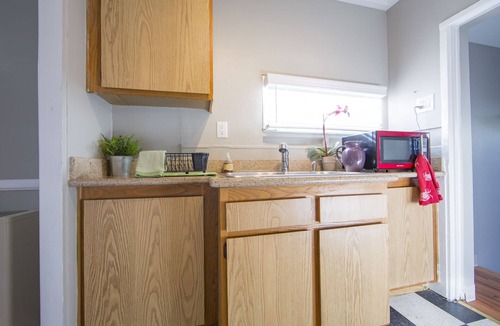 Venice House | Cozy Beach Cottage with Patio & Parking