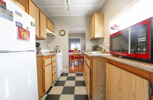 Venice House | Cozy Beach Cottage with Patio & Parking