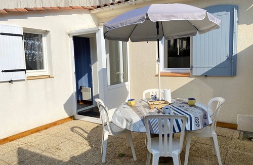 Bretignolles-sur-Mer House | Cozy Beachside House with Courtyards, WiFi & Parking - 800m from Dunes Beach