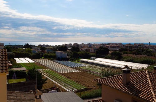 Pineda de Mar Villa | Cozy beach town villa for 8 - no car necessary!
