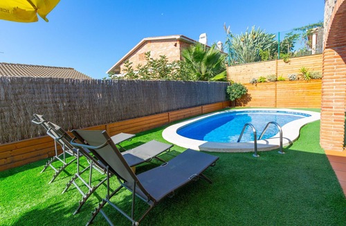 Pineda de Mar Villa | Cozy beach town villa for 8 - no car necessary!