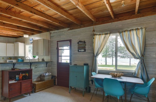 Henderson Cottage | Cozy Beachfront Cottage on Lake Ontario!