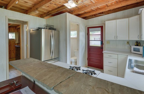 Henderson Cottage | Cozy Beachfront Cottage on Lake Ontario!