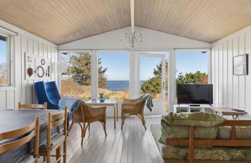 Hoensinge House | Cozy Beachfront Cottage